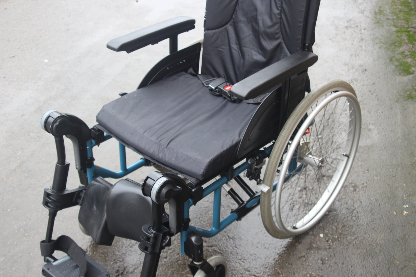 Invacare Action 4NG Self Propelled Wheelchair Adjustable Leg Rests